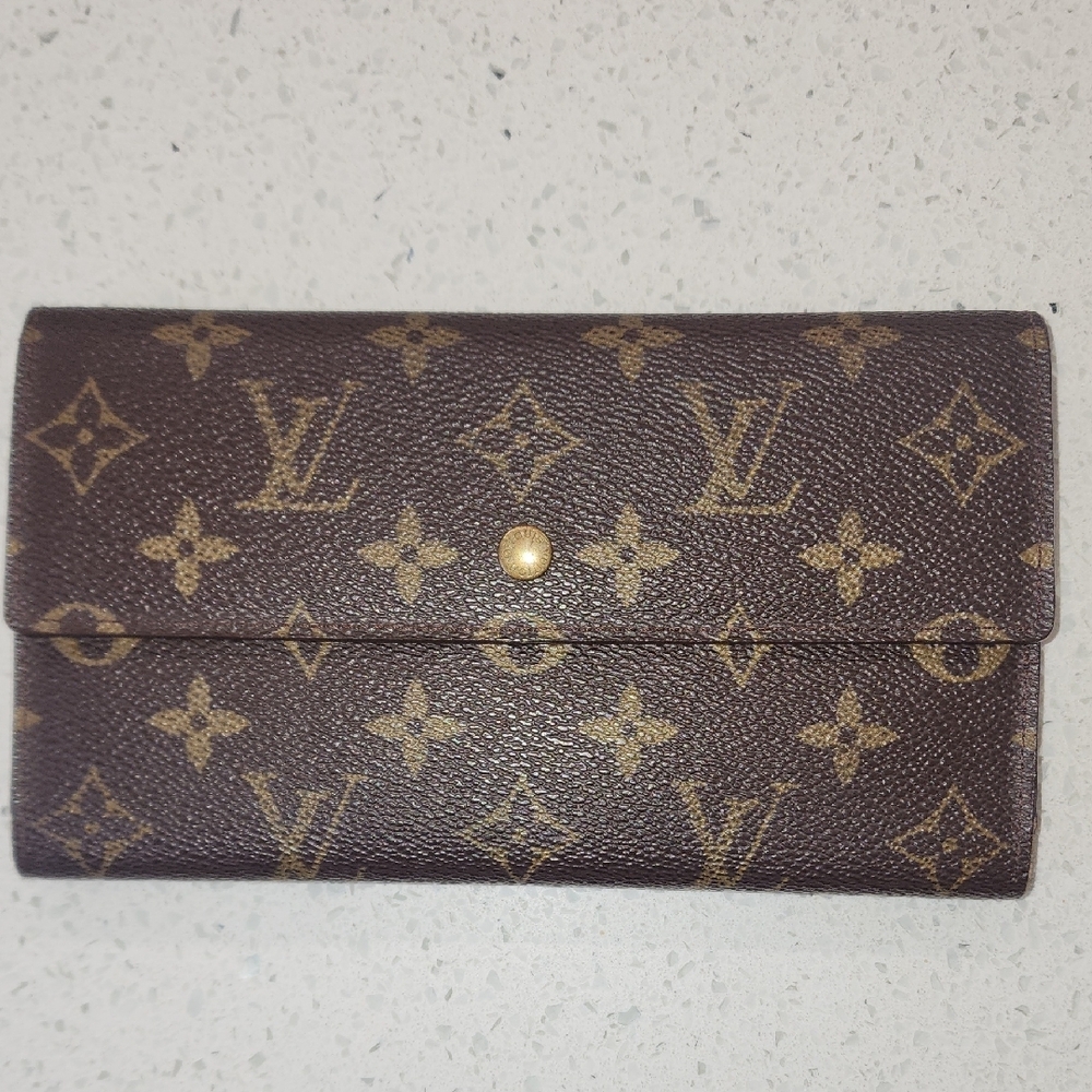 Louis Vuitton Brown Wallet with Elegant Monogram Pattern